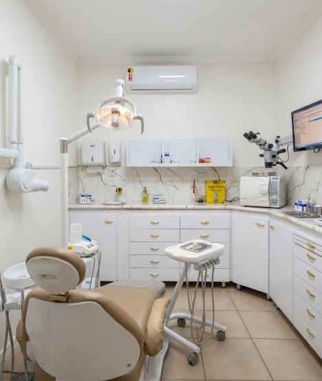 Consultório da Henri Odonto, com cadeira odontológica e bancada